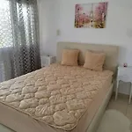 Renovated With Garden And Parking Space Apartmán