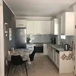 Renovated With Garden And Parking Space Apartmán