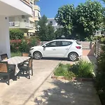 Apartmán Renovated With Garden And Parking Space *
