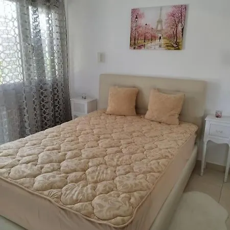 Renovated With Garden And Parking Space דירה