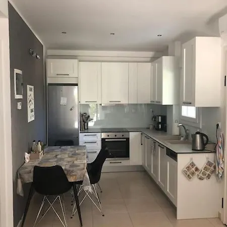 Renovated With Garden And Parking Space דירה