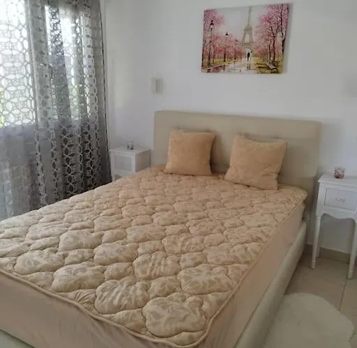 Renovated With Garden And Parking Space 아파트