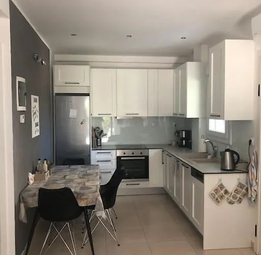 Renovated With Garden And Parking Space 아파트