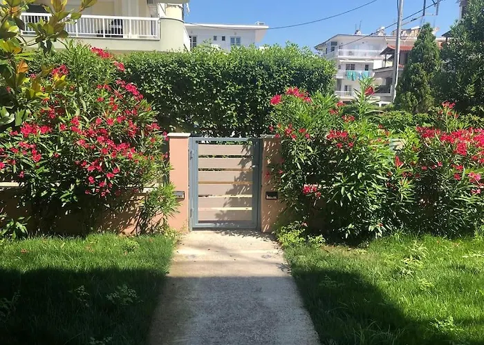 Renovated With Garden And Parking Space Peraía