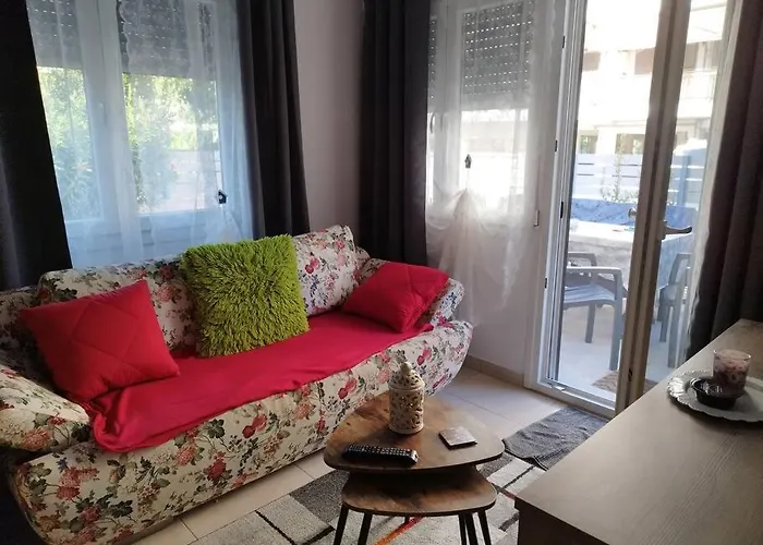 아파트 Renovated With Garden And Parking Space