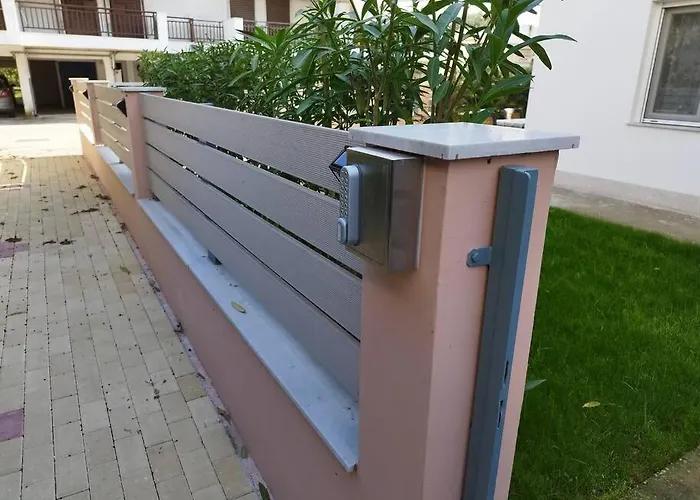 아파트 Renovated With Garden And Parking Space