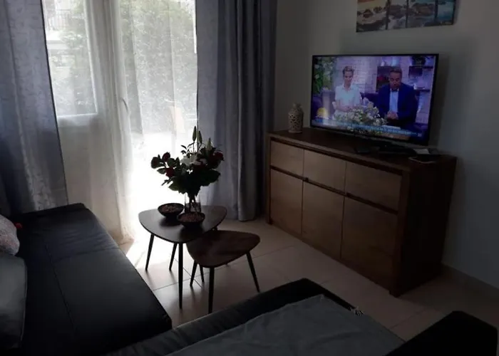 Renovated With Garden And Parking Space