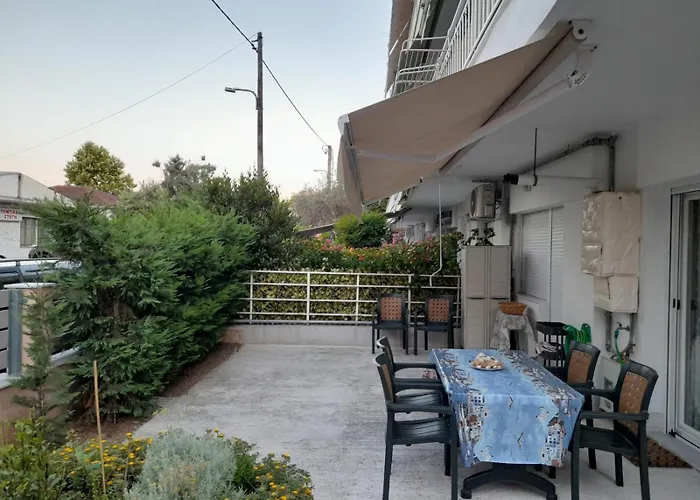 Renovated With Garden And Parking Space 아파트