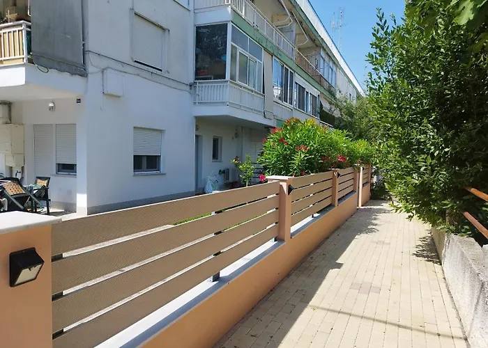 Renovated With Garden And Parking Space 아파트 *