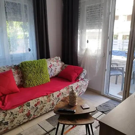 Apartmán Renovated With Garden And Parking Space